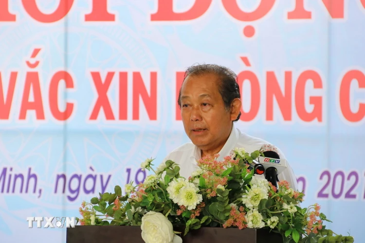 Phó Thủ tướng thường trực Chính phủ Trương Hòa Bình phát biểu tại lễ khởi động chiến dịch tiêm chủng vaccine phòng COVID-19 tại TP Hồ Chí Minh. (Ảnh: Thanh Vũ/TTXVN)