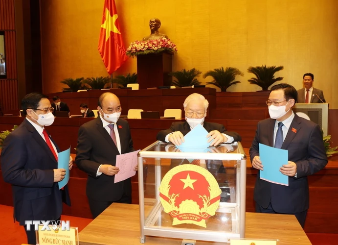 Tổng Bí thư Nguyễn Phú Trọng cùng các đồng chí lãnh đạo Đảng, Nhà nước bỏ phiếu phê chuẩn việc bổ nhiệm Phó Thủ tướng, Bộ trưởng và thành viên khác của Chính phủ. (Ảnh: Trí Dũng/TTXVN)