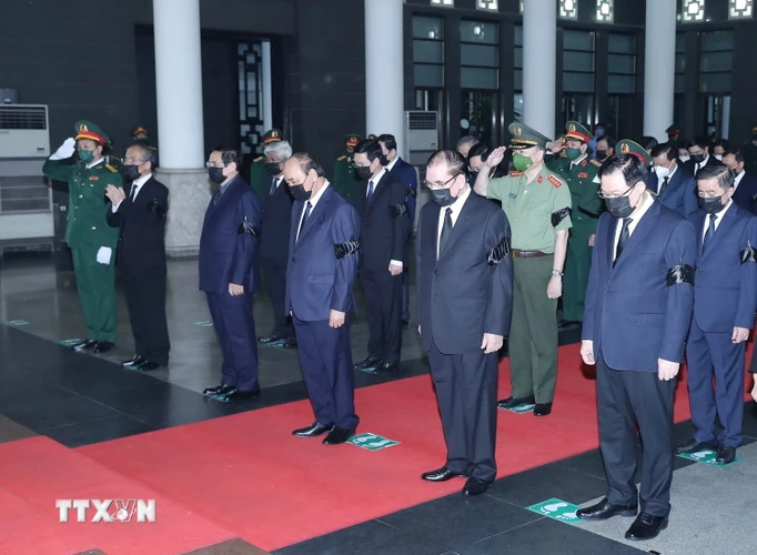 Đoàn các vị lãnh đạo Đảng, Nhà nước do Chủ tịch nước Nguyễn Xuân Phúc dẫn đầu viếng Đại tướng Phùng Quang Thanh. (Ảnh: Trọng Đức/TTXVN)
