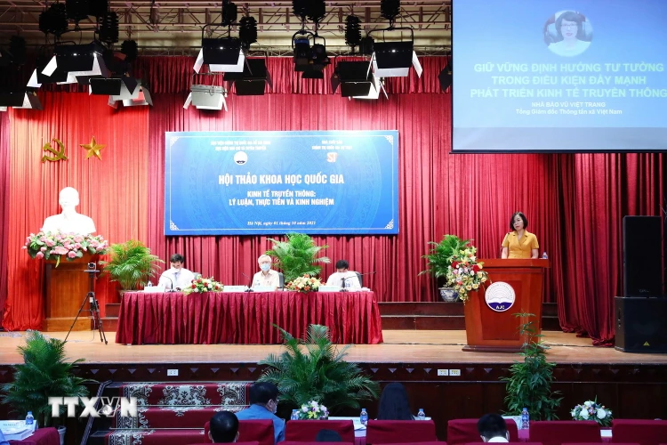  Nhà báo Vũ Việt Trang, Tổng Giám đốc TTXVN, tham luận với chủ đề "Giữ vững định hướng tư tưởng trong điều kiện đẩy mạnh phát triển kinh tế truyền thông." (Ảnh: Phạm Kiên/TTXVN)