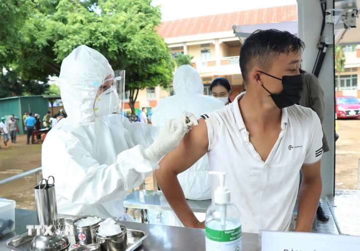  Người dân ở khu vực nguy cơ cao của buôn Tơng Ju, xã Ea Kao, thành phố Buôn Ma Thuột được tiêm vaccine phòng COVID-19. (Ảnh: Tuấn Anh/TTXVN)