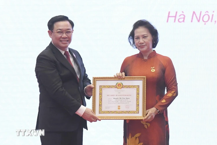 Chủ tịch Quốc hội Vương Đình Huệ trao tặng Huy hiệu 40 năm tuổi Đảng cho nguyên Chủ tịch Quốc hội Nguyễn Thị Kim Ngân. (Ảnh: Doãn Tấn/TTXVN)