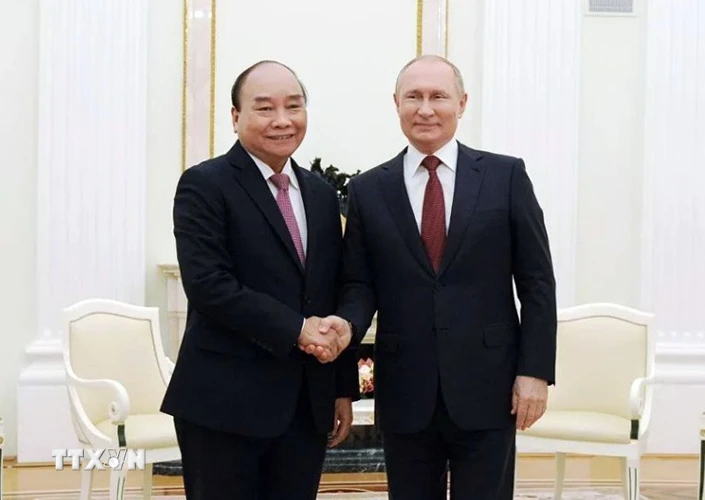  Tổng thống Nga Vladimir Putin đón Chủ tịch nước Nguyễn Xuân Phúc tại thủ đô Moskva của Nga. (Ảnh: TTXVN)