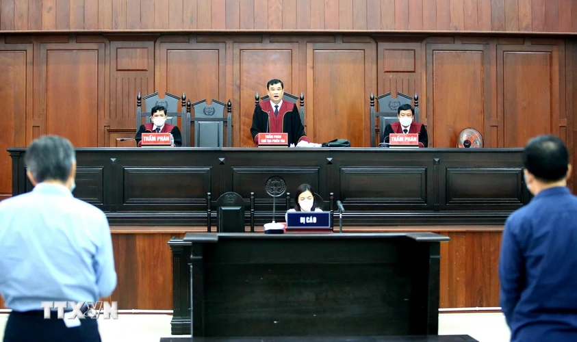 Trong ảnh: Hội đồng xét xử tuyên đọc bản án phúc thẩm. (Ảnh: Thành Chung/TTXVN)