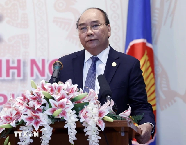 Chủ tịch nước Nguyễn Xuân Phúc phát biểu với cán bộ, nhân viên Đại sứ quán, đại diện doanh nghiệp và cộng đồng người Việt Nam tại Campuchia. (Ảnh: Thống Nhất/TTXVN)
