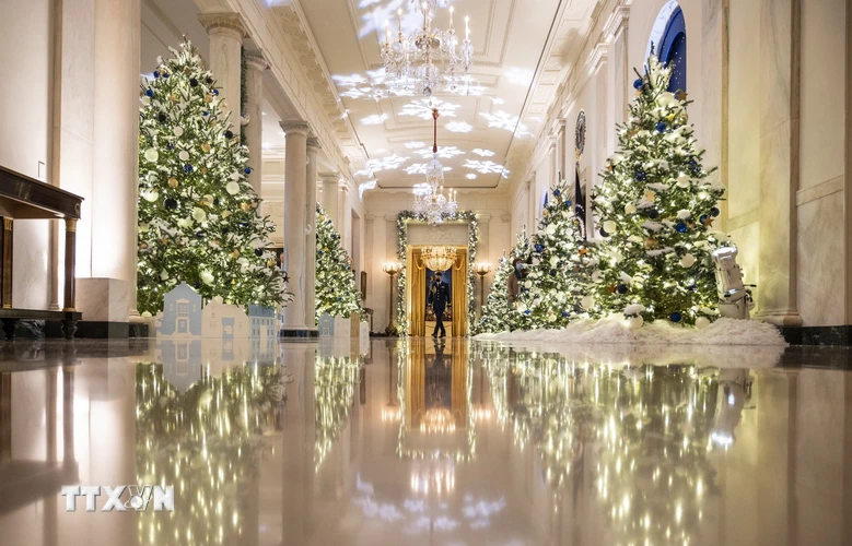 Nhà Trắng tại Washington, DC, Mỹ, được trang hoàng rực rỡ đón Giáng sinh, ngày 29/11/2021. (Ảnh: AFP/TTXVN)