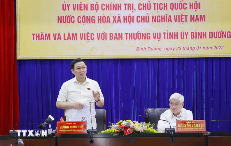 Chủ tịch Quốc hội Vương Đình Huệ phát biểu làm việc với Ban Thường vụ Tỉnh ủy Bình Dương. (Ảnh: Doãn Tấn/TTXVN)