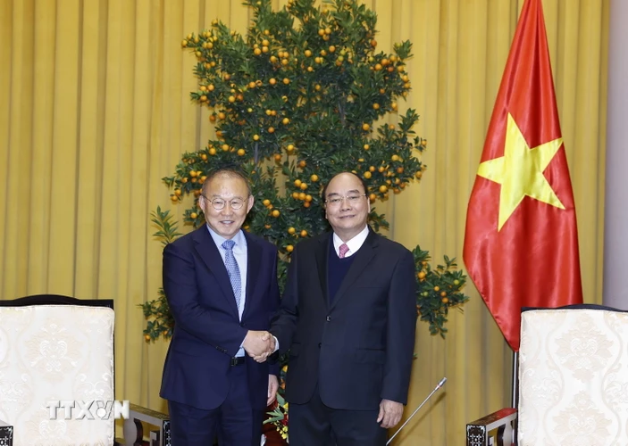 Chủ tịch nước Nguyễn Xuân Phúc và ông Park Hang-seo, huấn luyện viên trưởng Đội tuyển bóng đá Việt Nam. (Ảnh: Thống Nhất/TTXVN)