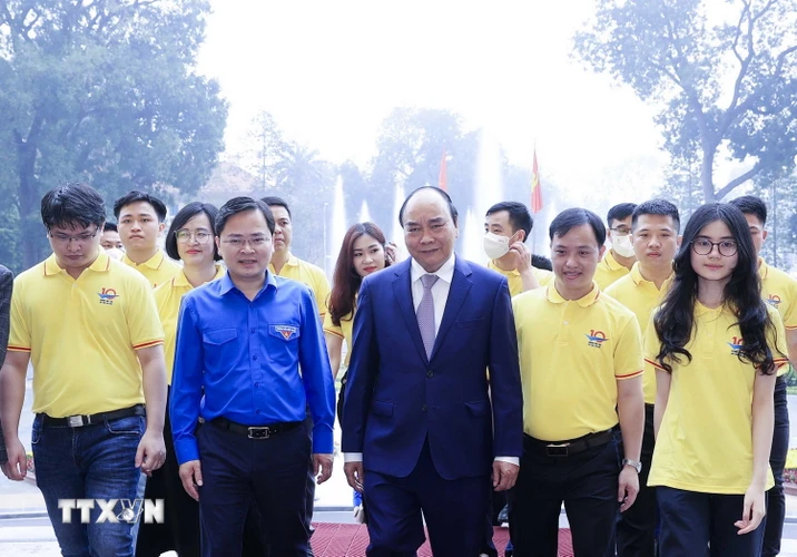  Chủ tịch nước Nguyễn Xuân Phúc và các gương mặt trẻ Việt Nam tiêu biểu năm 2021. (Ảnh: Thống Nhất/ TTXVN)