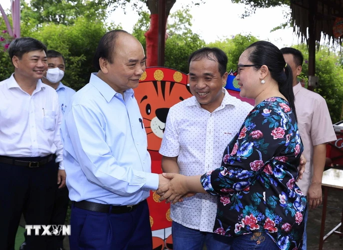  Chủ tịch nước Nguyễn Xuân Phúc thăm Hội quán “Cùng nhau làm du lịch.” (Ảnh: Thống Nhất/TTXVN) 
