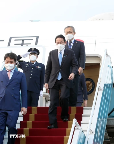 Thủ tướng Nhật Bản Kishida Fumio đến sân bay Quốc tế Nội Bài, Hà Nội. (Ảnh: Phạm Kiên/TTXVN)