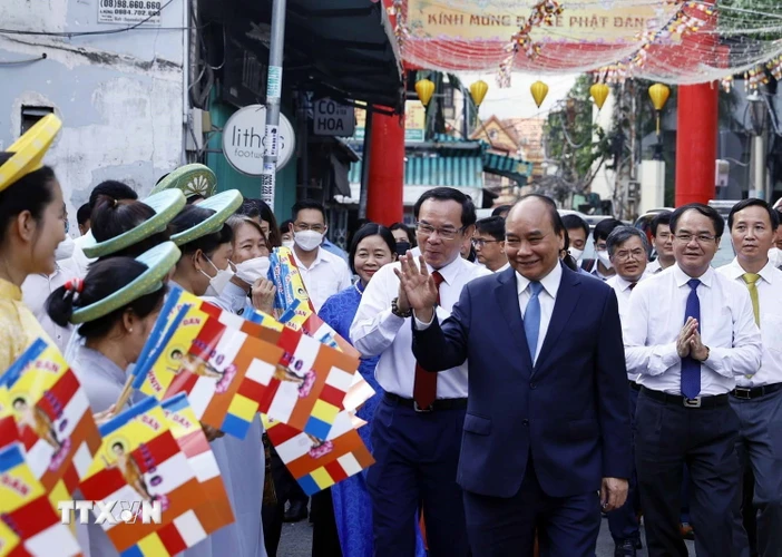 Chủ tịch nước Nguyễn Xuân Phúc thăm chùa Minh Đạo. (Ảnh: Thống Nhất/TTXVN) 