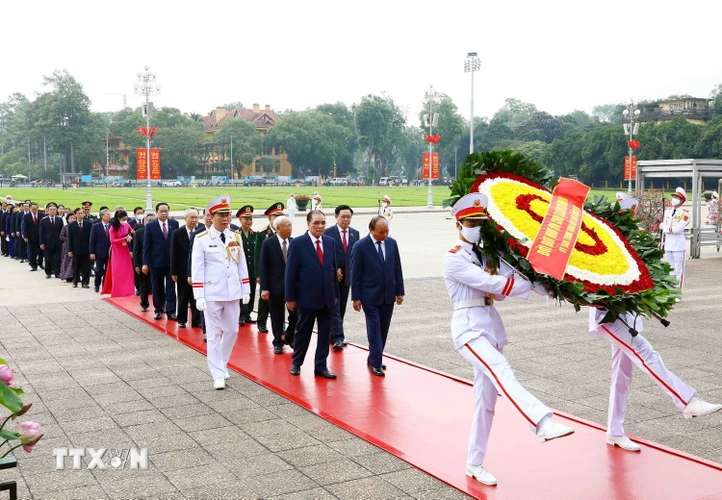  Các vị lãnh đạo Đảng, Nhà nước và các đại biểu đặt vòng hoa và vào Lăng viếng Chủ tịch Hồ Chí Minh. (Ảnh: An Đăng/TTXVN)