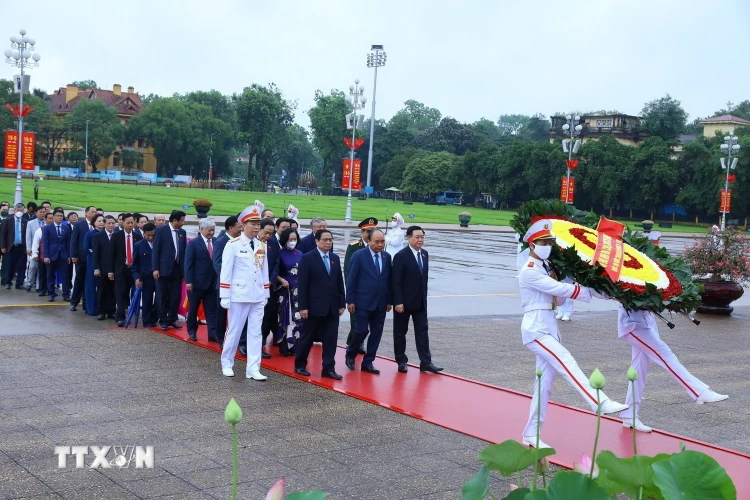 Sáng 23/5, các vị lãnh đạo Đảng, Nhà nước cùng các đại biểu Quốc hội đặt vòng hoa và vào Lăng viếng Chủ tịch Hồ Chí Minh. (Ảnh: Văn Điệp/TTXVN)