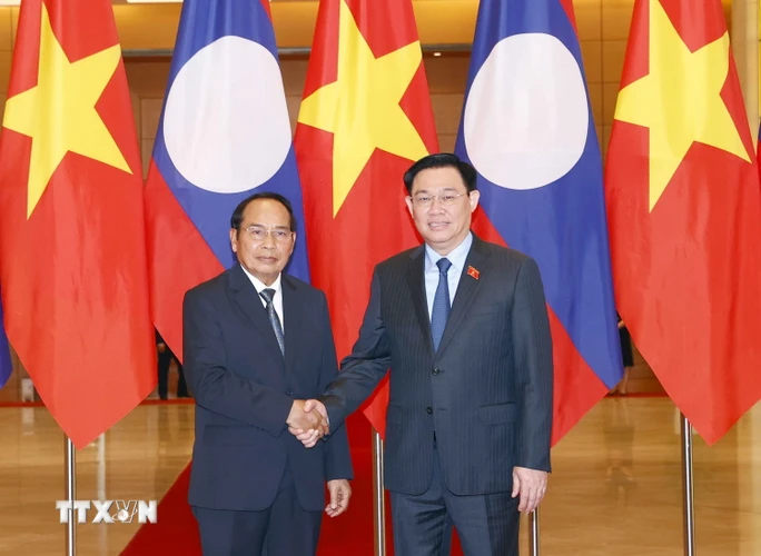 Chủ tịch Quốc hội Vương Đình Huệ và Thường trực Ban Bí thư Lào Bounthong Chitmany chụp ảnh chung. (Ảnh: Doãn Tấn/TTXVN)