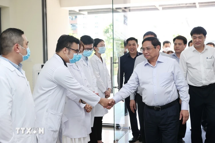 Thủ tướng Phạm Minh Chính thăm Trung tâm giám định ADN, Viện Công nghệ Sinh học. (Ảnh: Dương Giang/TTXVN)
