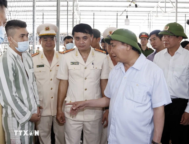 Chủ tịch nước Nguyễn Xuân Phúc kiểm tra công tác đặc xá tại nơi các phạm nhân thực hiện cải tạo lao động. (Ảnh: Thống Nhất/TTXVN)
