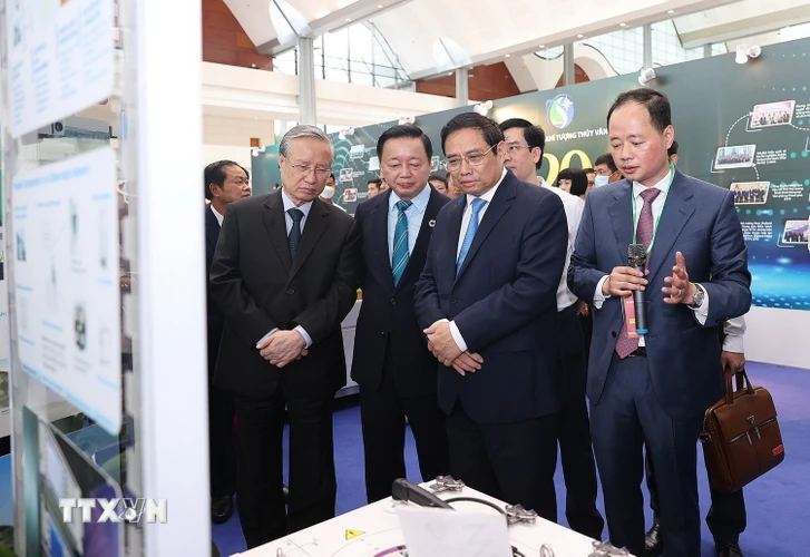 Thủ tướng Phạm Minh Chính thăm trưng bày các ứng dụng công nghệ về bảo vệ tài nguyên và môi trường. (Ảnh: Dương Giang/TTXVN)