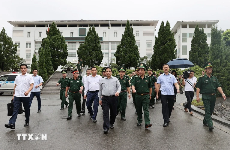 Thủ tướng Phạm Minh Chính thăm Bộ Chỉ huy Bộ đội Biên phòng tỉnh Lào Cai. (Ảnh: Dương Giang/TTXVN)
