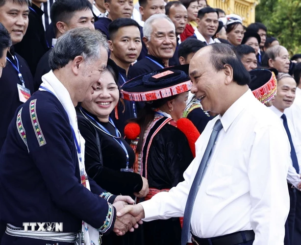 Chủ tịch nước Nguyễn Xuân Phúc với đại biểu dân tộc thiểu số tiêu biểu tỉnh Cao Bằng. (Ảnh: Thống Nhất/TTXVN)