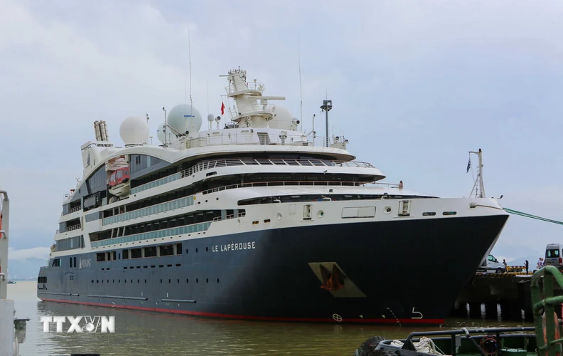  Tàu Le Lape’rouse cập cảng Tiên Sa, thành phố Đà Nẵng đưa khách quốc tế đến tham quan du lịch sau hơn 2 năm tạm ngưng do dịch COVID-19. (Ảnh: Trần Lê Lâm/TTXVN)