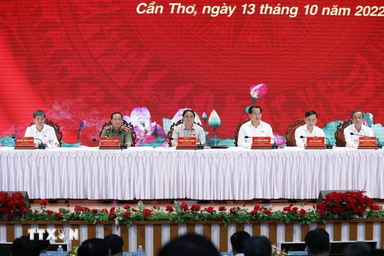 Sáng 13/10, Thủ tướng Phạm Minh Chính cùng các đại biểu Quốc hội tiếp xúc cử tri thành phố Cần Thơ. (Ảnh: Dương Giang/TTXVN)