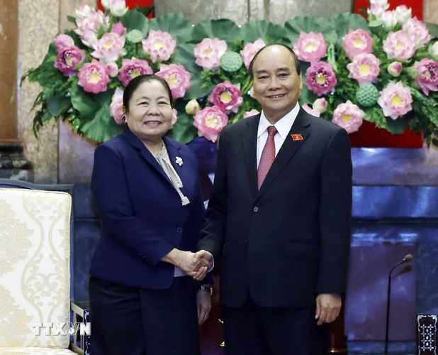 Chủ tịch nước Nguyễn Xuân Phúc tiếp Trưởng Ban Tổ chức TW Đảng NDCM Lào Sisay Leudetmounsone. (Ảnh: Thống Nhất/TTXVN)