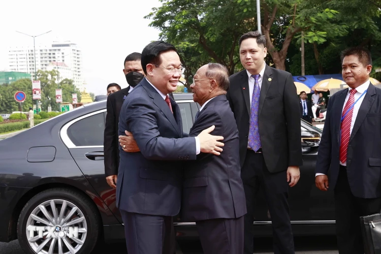 Sáng 19/11, Chủ tịch Quốc hội Campuchia Samdech Heng Samrin đón Chủ tịch Quốc hội Vương Đình Huệ. (Ảnh: Doãn Tấn/TTXVN)
