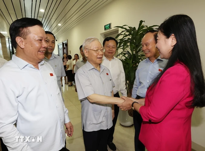 Tổng Bí thư Nguyễn Phú Trọng và các Đại biểu Quốc hội tiếp xúc cử tri tại quận Đống Đa. (Ảnh: Trí Dũng/TTXVN)