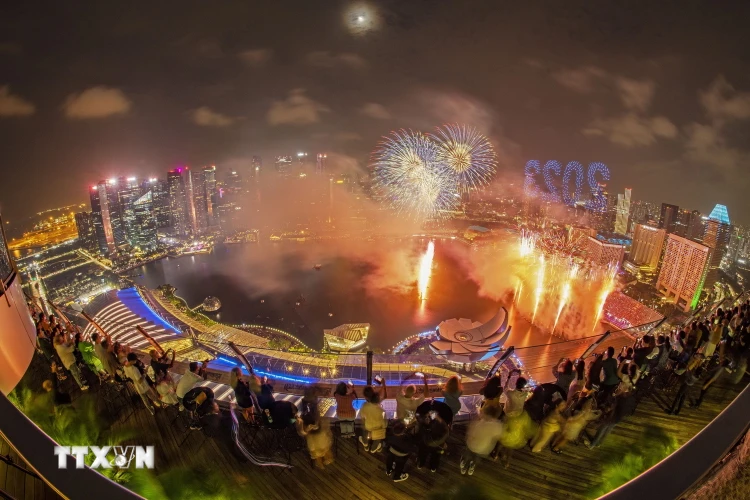  Màn hình diễn pháo hoa chào Năm mới tại Singapore ngày 1/1/2023. (Ảnh: THX/TTXVN)