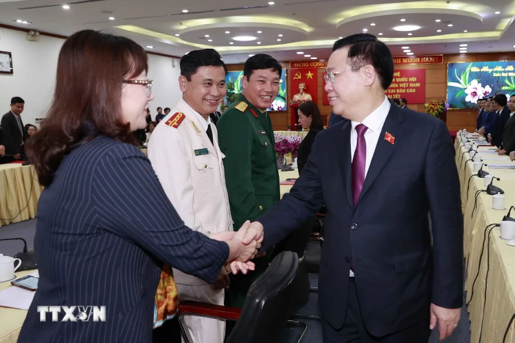 Chủ tịch Quốc hội Vương Đình Huệ với đại biểu tại tỉnh Lào cai. (Ảnh: Doãn Tấn/TTXVN)