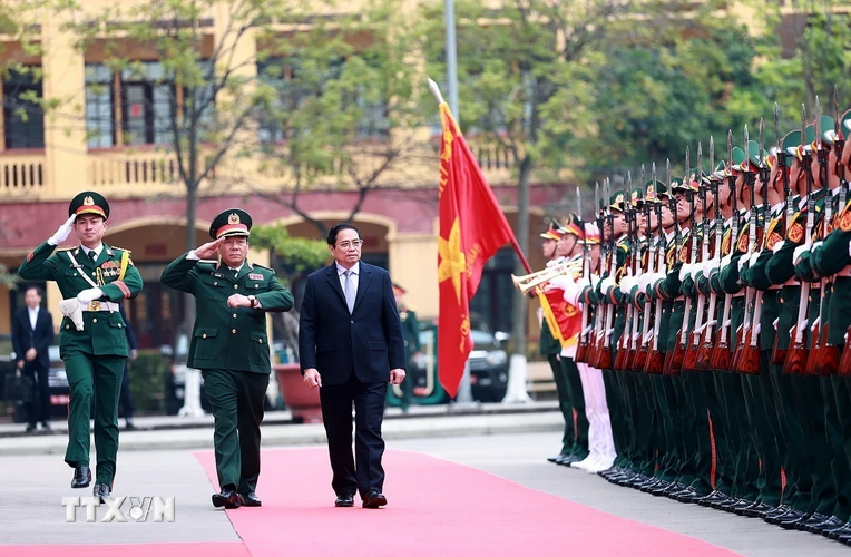 Thủ tướng Phạm Minh Chính đến thăm cán bộ, chiến sỹ Bộ Tư lệnh Tăng Thiết giáp. (Ảnh: Dương Giang/TTXVN)