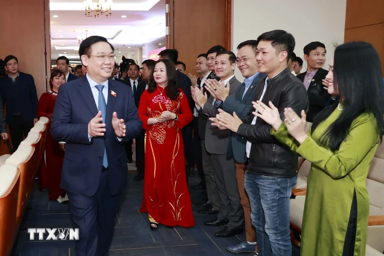 Chủ tịch Quốc hội thăm, chúc Tết cán bộ, viên chức, phóng viên, người lao động của Báo Đại biểu nhân dân và Truyền hình Quốc hội Việt Nam. (Ảnh: Doãn Tấn/TTXVN)