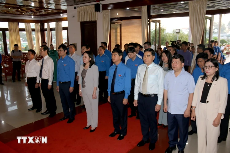 Quyền Chủ tịch nước Võ Thị Ánh Xuân cùng đoàn công tác đã đến dâng hương, viếng Bác tại Bảo tàng Hồ Chí Minh-Chi nhánh Bình Thuận. (Ảnh: Nguyễn Thanh/TTXVN)