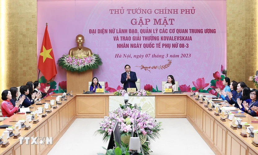 Thủ tướng Phạm Minh Chính gặp mặt đại diện nữ lãnh đạo, quản lý và các nhà khoa học nữ. (Ảnh: Dương Giang/TTXVN)