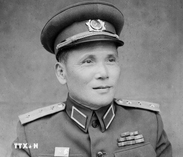 Đại tướng Chu Huy Mân, Ủy viên Bộ Chính trị khóa IV, sinh ngày 17/3/1913 trong một gia đình nông dân nghèo tại xã Yên Lưu, tổng Yên Trường, phủ Hưng Nguyên, nay là xã Hưng Hòa, thành phố Vinh, tỉnh Nghệ An. (Ảnh: TTXVN)
