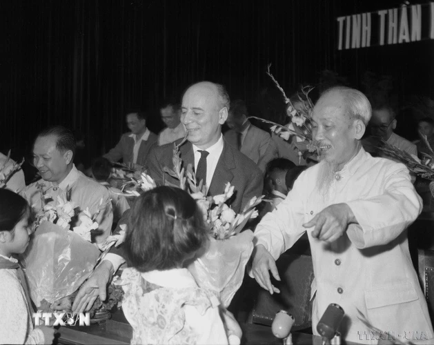 Chủ tịch Hồ Chí Minh và Ủy viên Ban lãnh đạo, Bí thư thứ nhất BCH Trung ương Đảng Cộng sản Italy Giancarlo Pajetta tham dự míttinh của nhân dân Thủ đô kỷ niệm ngày Quốc tế lao động và chào mừng Đoàn đại biểu Đảng Cộng sản Italy thăm hữu nghị Việt Nam, 1/5/1965. (Ảnh: TTXVN)