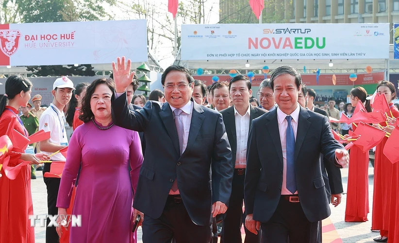 Thủ tướng Phạm Minh Chính và các đại biểu đến dự Lễ khai mạc Ngày hội Khởi nghiệp quốc gia của học sinh, sinh viên lần thứ V. (Ảnh: Dương Giang/TTXVN)