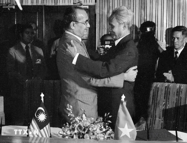 Thủ tướng Malaysia Hussein bin Dato Onn và Thủ tướng Phạm Văn Đồng sau lễ ký Tuyên bố chung Việt Nam-Malaysia, ngày 15/10/1978. (Ảnh: Xuân Lâm/TTXVN)