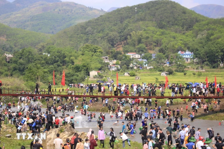 Hoạt động thi té nước hấp dẫn thu hút đông đảo người dân và du khách tham gia. (Ảnh: Việt Hoàng/TTXVN)