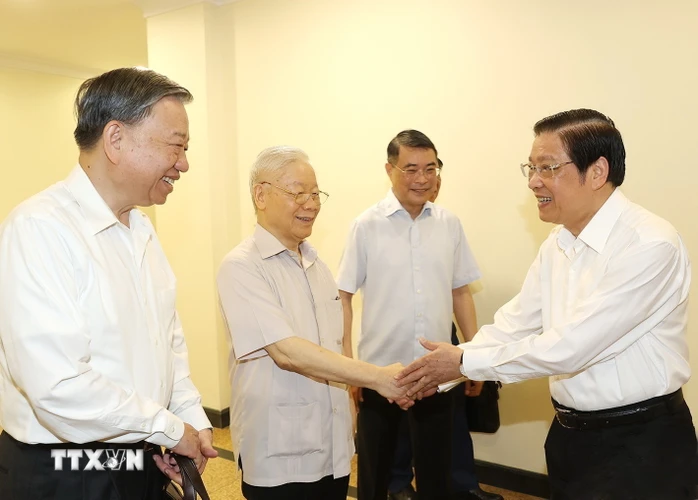 Tổng Bí thư Nguyễn Phú Trọng với các đồng chí lãnh đạo Đảng, Nhà nước và đại biểu dự hội nghị. (Ảnh: Trí Dũng/TTXVN)