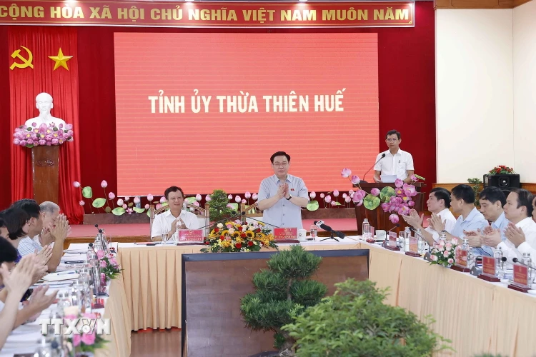 Chủ tịch Quốc hội Vương Đình Huệ làm việc với Ban Thường vụ Tỉnh ủy Thừa Thiên-Huế. (Ảnh: Doãn Tấn/TTXVN)