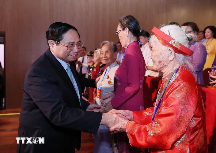 Thủ tướng Phạm Minh Chính thăm hỏi các Mẹ Việt Nam Anh hùng tham dự Hội nghị Biểu dương Người có công với Cách mạng tiêu biểu toàn quốc năm 2023. (Ảnh: Dương Giang/TTXVN)