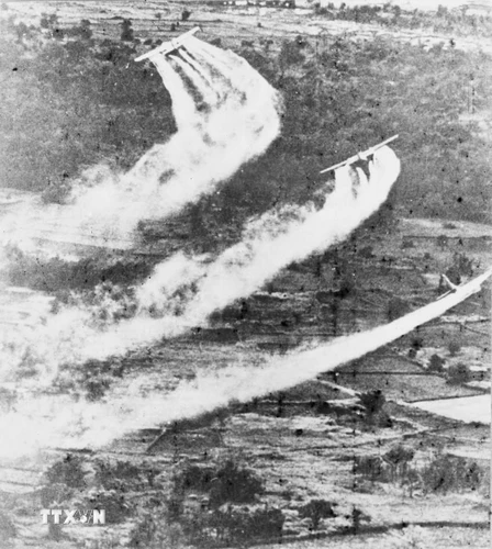 Máy bay Mỹ rải chất độc da cam/dioxin xuống miền Nam Việt Nam. (Ảnh: Tư liệu TTXVN)