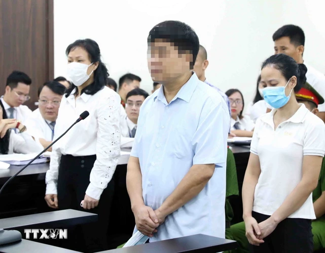 Bị cáo Nguyễn Đức Chung, cựu Chủ tịch UBND thành phố Hà Nội khai báo trước tòa. (Ảnh: Phạm Kiên/TTXVN)