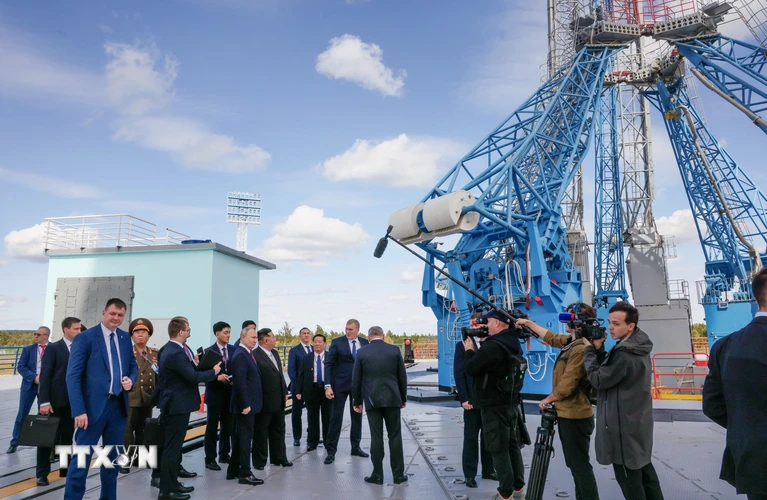 Tổng thống Nga Vladimir Putin (giữa-trái) và nhà lãnh đạo Triều Tiên Kim Jong-un (giữa-phải) tham quan Sân bay vũ trụ Vostochny ở vùng Amur, Viễn Đông của Nga, ngày 13/9. (Ảnh: AFP/TTXVN)