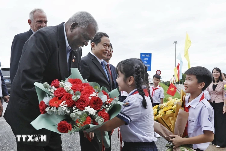 Thiếu nhi Quảng Trị tặng hoa, chào mừng các đại biểu tới thăm Khu Di tích Quốc gia Đặc biệt Đôi bờ Hiền Lương-Bến Hải, huyện Vĩnh Linh. (Ảnh: Minh Quyết/TTXVN)
