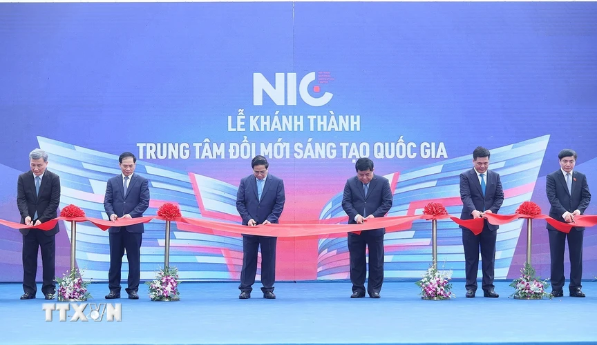Thủ tướng Phạm Minh Chính và các đại biểu cắt băng khánh thành cơ sở hoạt động mới của Trung tâm Đổi mới Sáng tạo Quốc gia (NIC) tại Khu Công nghệ Cao Hòa Lạc. (Ảnh: Dương Giang/TTXVN)