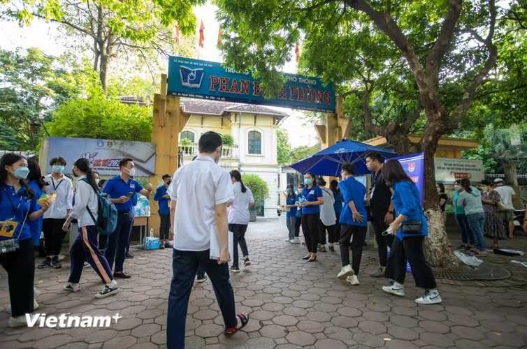 Hôm nay, gần 107.000 học sinh Thủ đô bắt đầu bước vào kỳ thi tuyển sinh vào lớp 10 trung học phổ thông công lập năm học 2022-2023. (Ảnh: PV/Vietnam+)