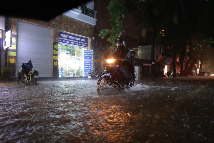 Cơn mưa lớn chiều tối 11/5 đã khiến các tuyến phố nội đô ngập sâu. (Ảnh: Minh Sơn/Vietnam+)